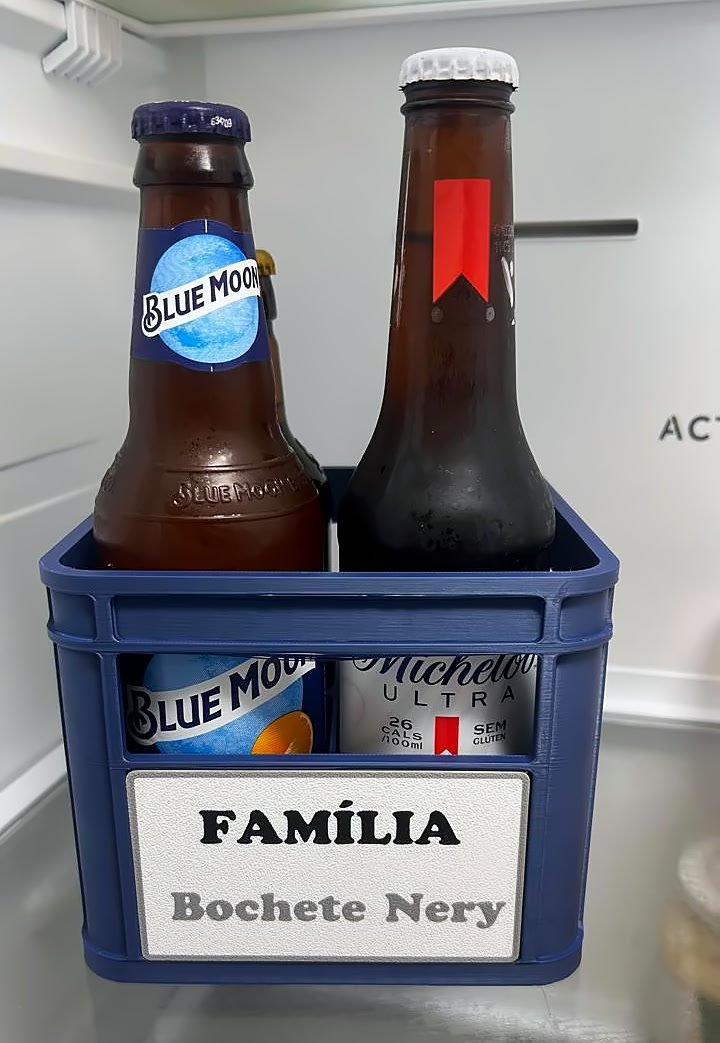 Cervejeira azul personalizada com placa escrita Família Bochete Nery, com garrafas de cerveja dentro da geladeira