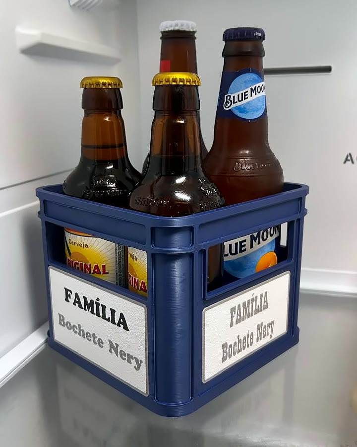 Cervejeira personalizada vista de lado, com placas nas duas faces e garrafas de cerveja