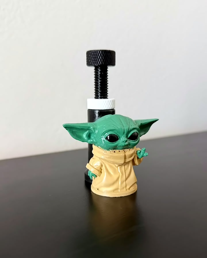 Suporte de placa de vídeo com um personagem pintado à mão ao lado da haste roscada